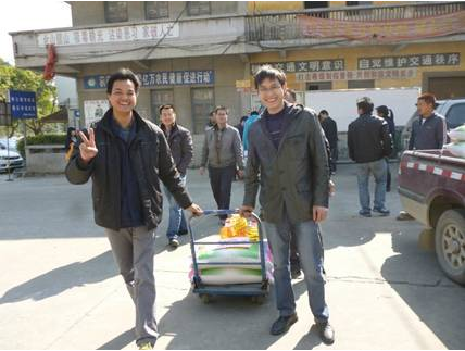 慰問(wèn)困難戶(hù)，冬日送愛(ài)心